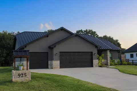 Exterior - 925 Chuckwagon Trl, Angleton, TX 77515 photo 3 of 6