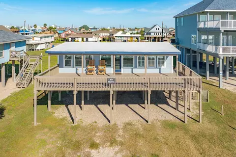 722 Beach Dr, Surfside Beach, TX 77541