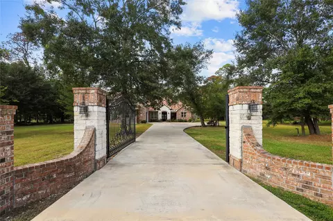 1216 S Hill St, Alvin, TX 77511