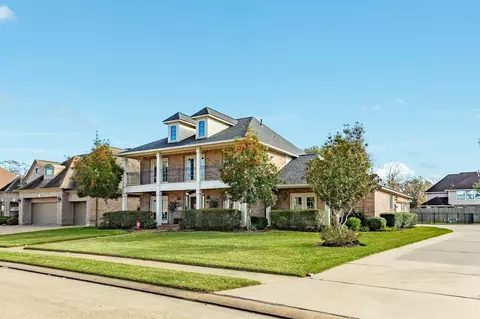 204 Arrowhead Dr, Lake Jackson, TX 77566