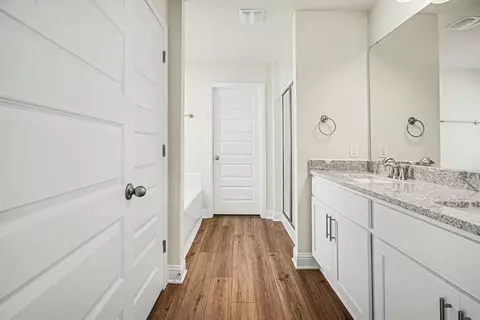 Entry Way - 5 Keystone Ct, Angleton, TX 77515 photo 2 of 3