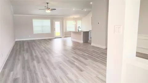 Living - 5 Keystone Ct, Angleton, TX 77515 photo 1 of 2