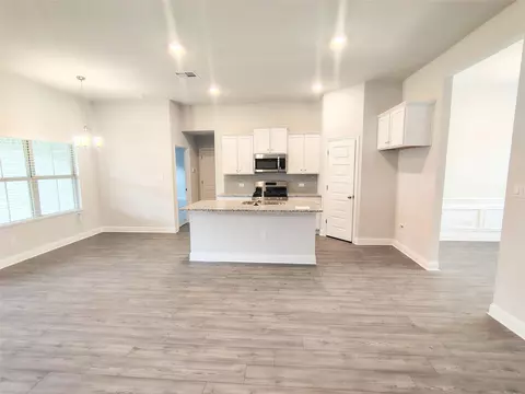 Living - 5 Keystone Ct, Angleton, TX 77515 photo 2 of 2