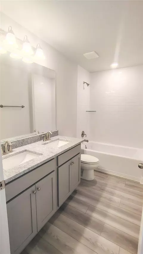 Bath - 5 Keystone Ct, Angleton, TX 77515 photo 5 of 6