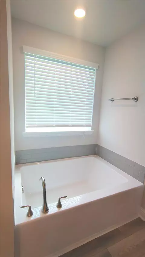 Bath - 5 Keystone Ct, Angleton, TX 77515 photo 3 of 6