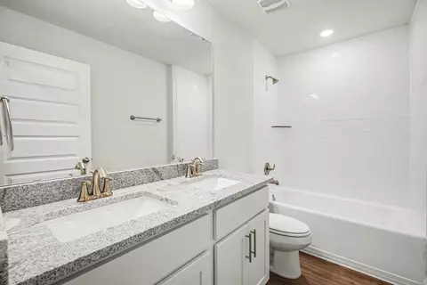 Bath - 5 Keystone Ct, Angleton, TX 77515 photo 6 of 6