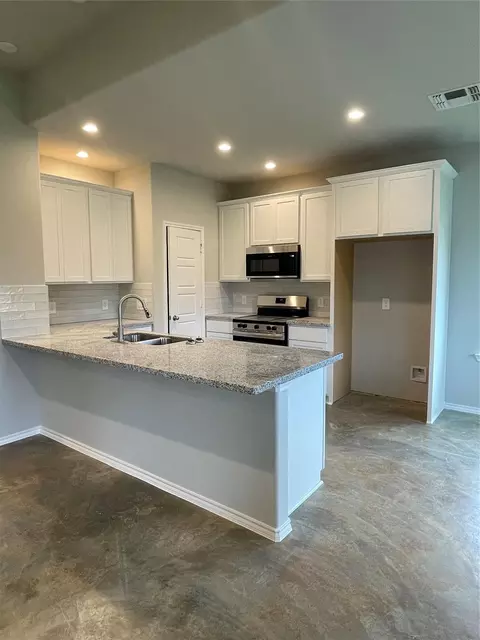 Kitchen - 15506 Arrowhead Loop W, Willis, TX 77378 photo 1 of 2