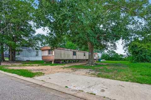403 Young St, Willis, TX 77378 photo 4