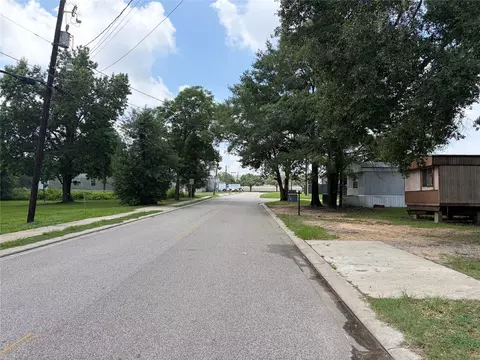 403 Young St, Willis, TX 77378 photo 3