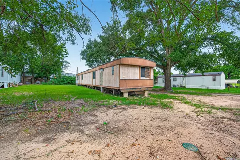 403 Young St, Willis, TX 77378 photo 2
