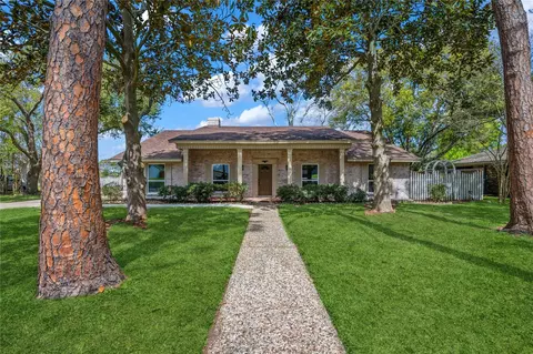 210 Ridgemont Dr, Alvin, TX 77511