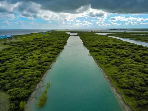 2952 Palacios Bay Dr, Palacios, TX 77465