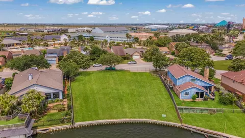22 Lakeview Dr, Galveston, TX 77551