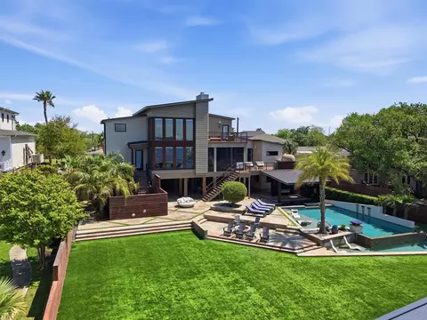 1721 Bayou Shore Dr, Galveston, TX 77551