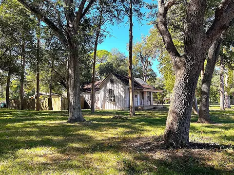 Exterior - 6211 Gresham St, Wallis, TX 77485 photo 5 of 12