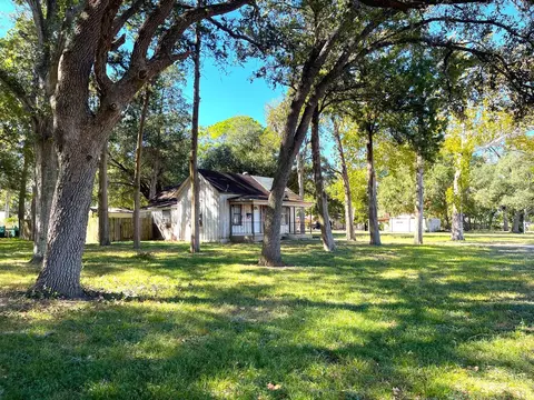 Exterior - 6211 Gresham St, Wallis, TX 77485 photo 6 of 12