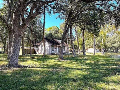 Exterior - 6211 Gresham St, Wallis, TX 77485 photo 3 of 12