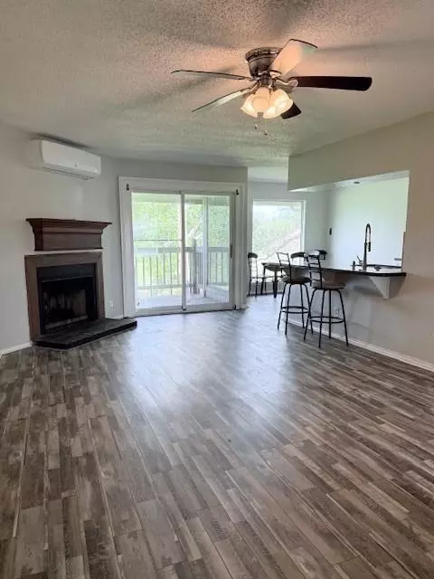 418 Garland Dr #203, Lake Jackson, TX 77566