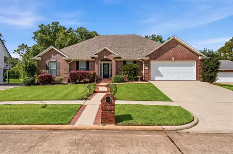 911 Oak Leaf St, La Porte, TX 77571