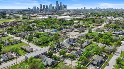 1917 Davis St, Houston, TX 77026