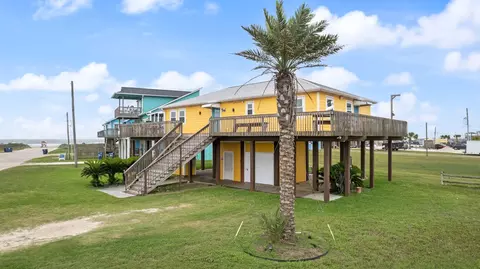 125 Bay Ave, Surfside Beach, TX 77541