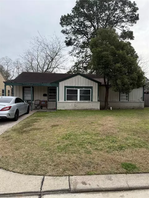 502 N Circle Dr, Baytown, TX 77520