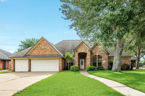 251 Chestnut St, Lake Jackson, TX 77566