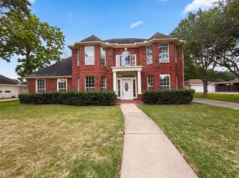 1605 Country Club Dr, Friendswood, TX 77546