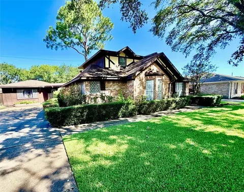 13014 N Venice Ln, Stafford, TX 77477