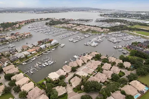 316 Harborside Cir, Kemah, TX 77565