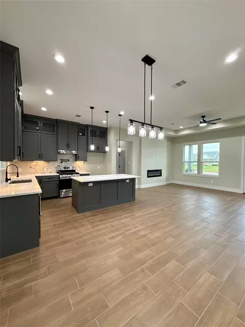 Kitchen - 925 Buffalo Trl, Angleton, TX 77515 photo 5 of 11
