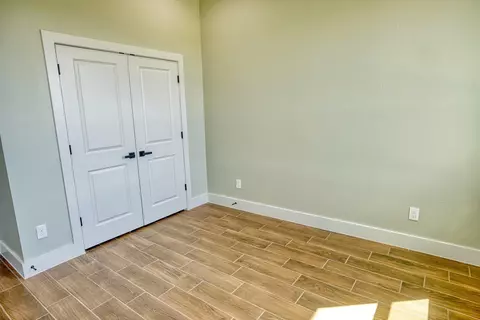 Bedroom - 925 Buffalo Trl, Angleton, TX 77515 photo 6 of 10