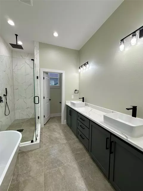 Bath - 925 Buffalo Trl, Angleton, TX 77515 photo 1 of 9