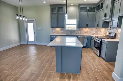 Kitchen - 925 Buffalo Trl, Angleton, TX 77515 photo 7 of 11