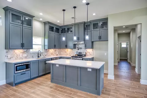 Kitchen - 925 Buffalo Trl, Angleton, TX 77515 photo 8 of 11