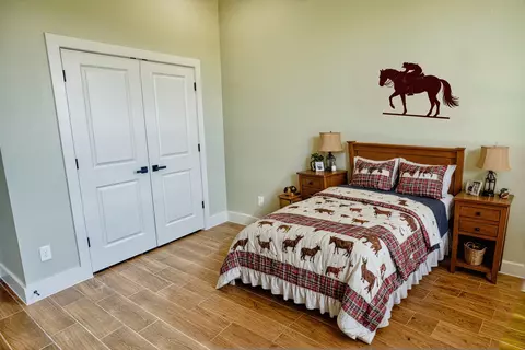 Bedroom - 925 Buffalo Trl, Angleton, TX 77515 photo 5 of 10