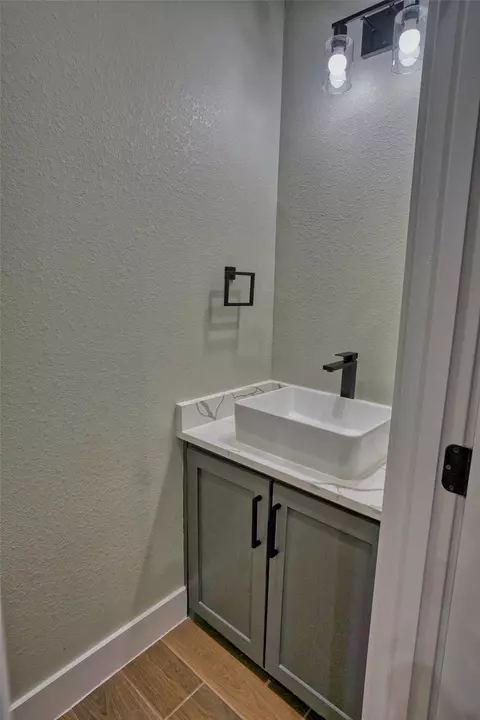 Bath - 925 Buffalo Trl, Angleton, TX 77515 photo 9 of 9