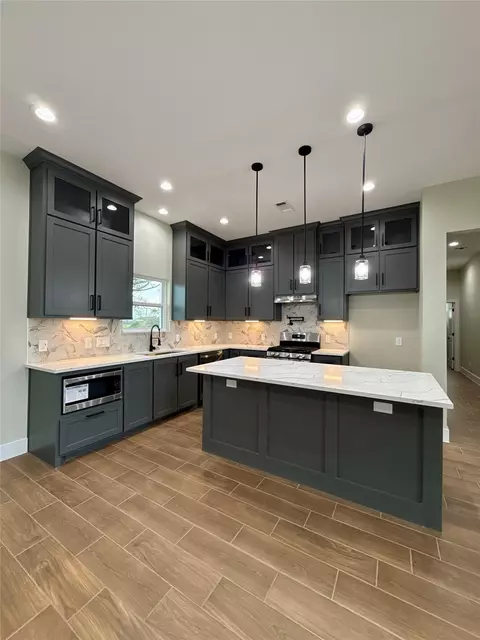 Kitchen - 925 Buffalo Trl, Angleton, TX 77515 photo 3 of 11