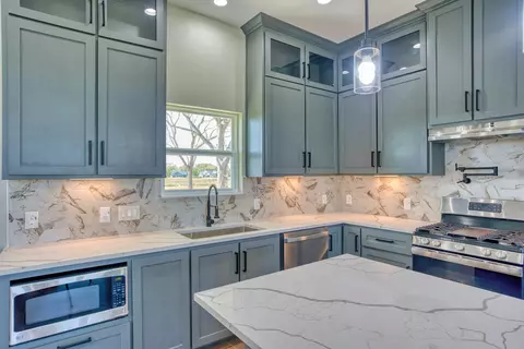 Kitchen - 925 Buffalo Trl, Angleton, TX 77515 photo 11 of 11