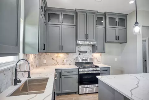 Kitchen - 925 Buffalo Trl, Angleton, TX 77515 photo 10 of 11