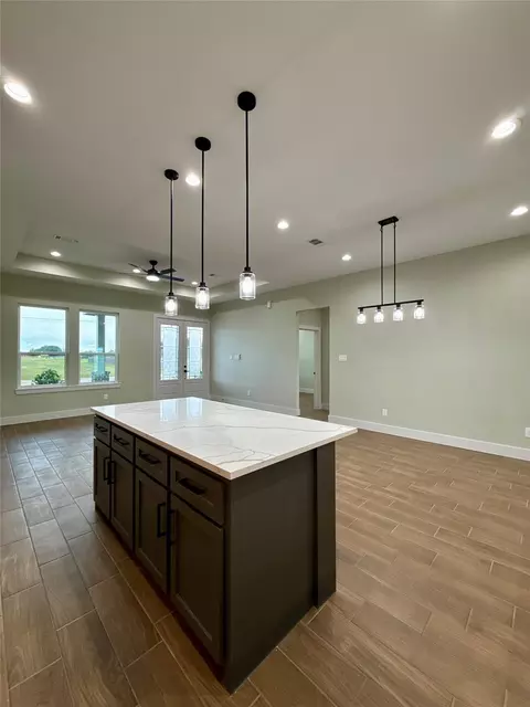 Kitchen - 925 Buffalo Trl, Angleton, TX 77515 photo 4 of 11