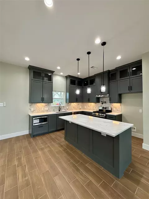 Kitchen - 925 Buffalo Trl, Angleton, TX 77515 photo 2 of 11