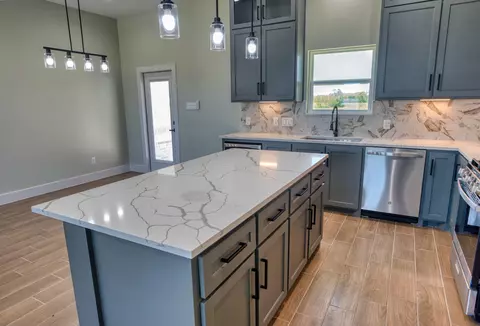 Kitchen - 925 Buffalo Trl, Angleton, TX 77515 photo 9 of 11