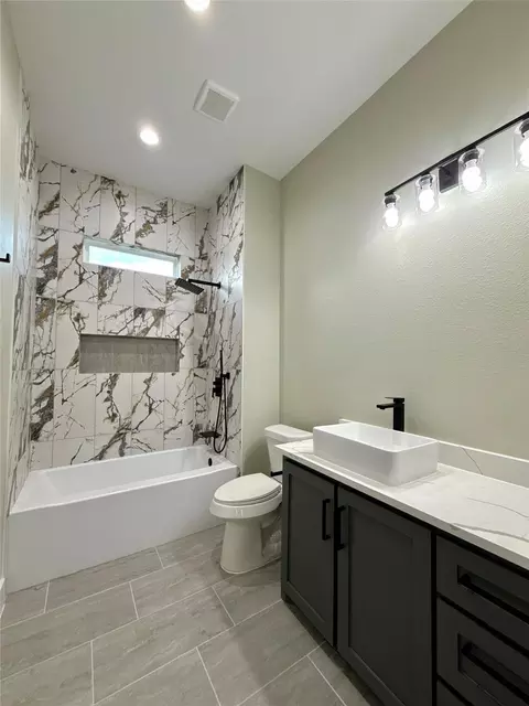 Bath - 925 Buffalo Trl, Angleton, TX 77515 photo 3 of 9