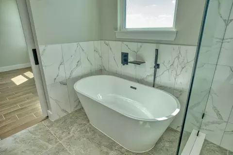 Bath - 925 Buffalo Trl, Angleton, TX 77515 photo 5 of 9