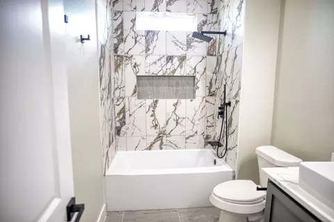 Bath - 925 Buffalo Trl, Angleton, TX 77515 photo 8 of 9