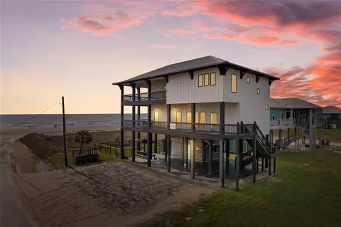 775 Townsend Dr, Crystal Beach, TX 77650