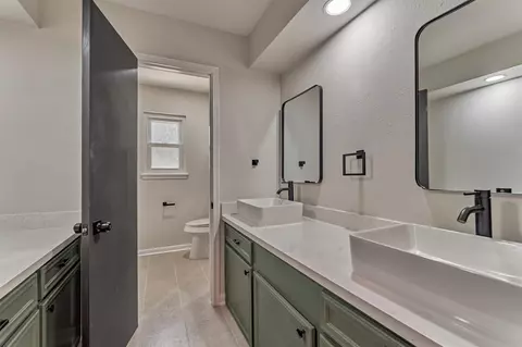 Bath - 7823 Kleingreen Ln, Spring, TX 77379 photo 3 of 3