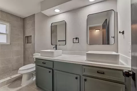 Bath - 7823 Kleingreen Ln, Spring, TX 77379 photo 2 of 3