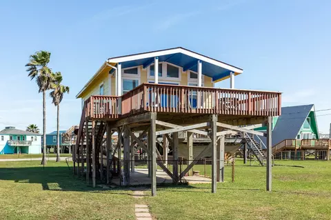 819 Sea Shell Dr, Surfside Beach, TX 77541
